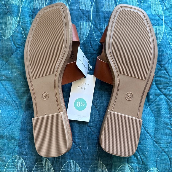 AND slides/slip-on sandals (W8.5)--NWT - Picture 4 of 4